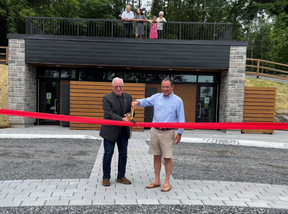 La Ville de Lac-Brome inaugure la terrasse Carke | Ville de Lac-Brome